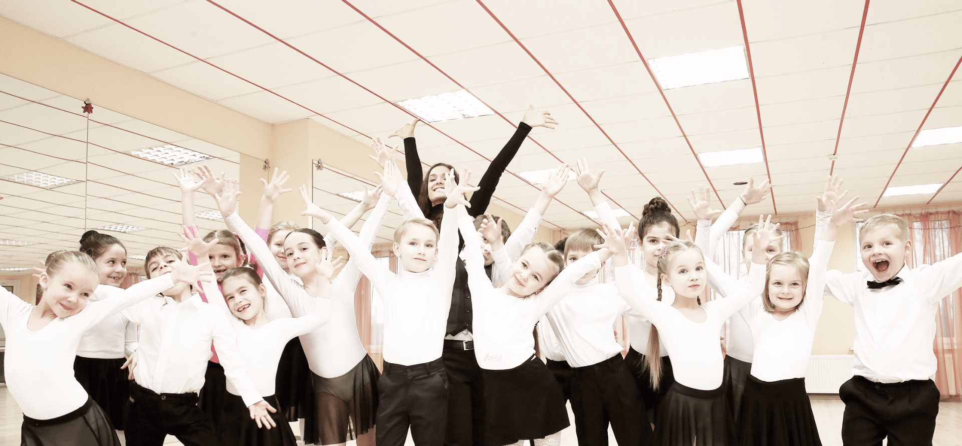 Ждем детей  от 4 до 9 лет в танцевальной школе на улице Богдановича в Минске. У нас — обучение бальным танцам, хореографии, развивающие занятия для малышей, сольные бальные танцы для девочек. Учим танцевать уже 20 лет!