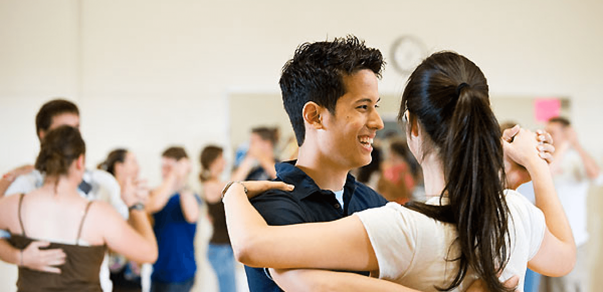 Бальные парные танцы, соло-латина, аргентинское танго, хастл — занятия на любой вкус. Научиться танцевать может каждый!